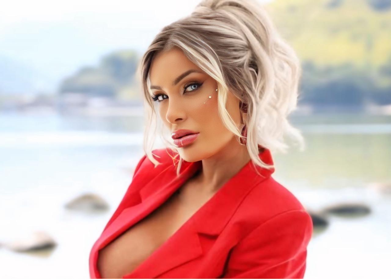 Andressa Urach surpreende e anuncia carreira gospel