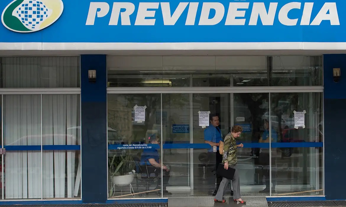 INSS abre agências no fim de semana para antecipar atendimentos antes de suspensão