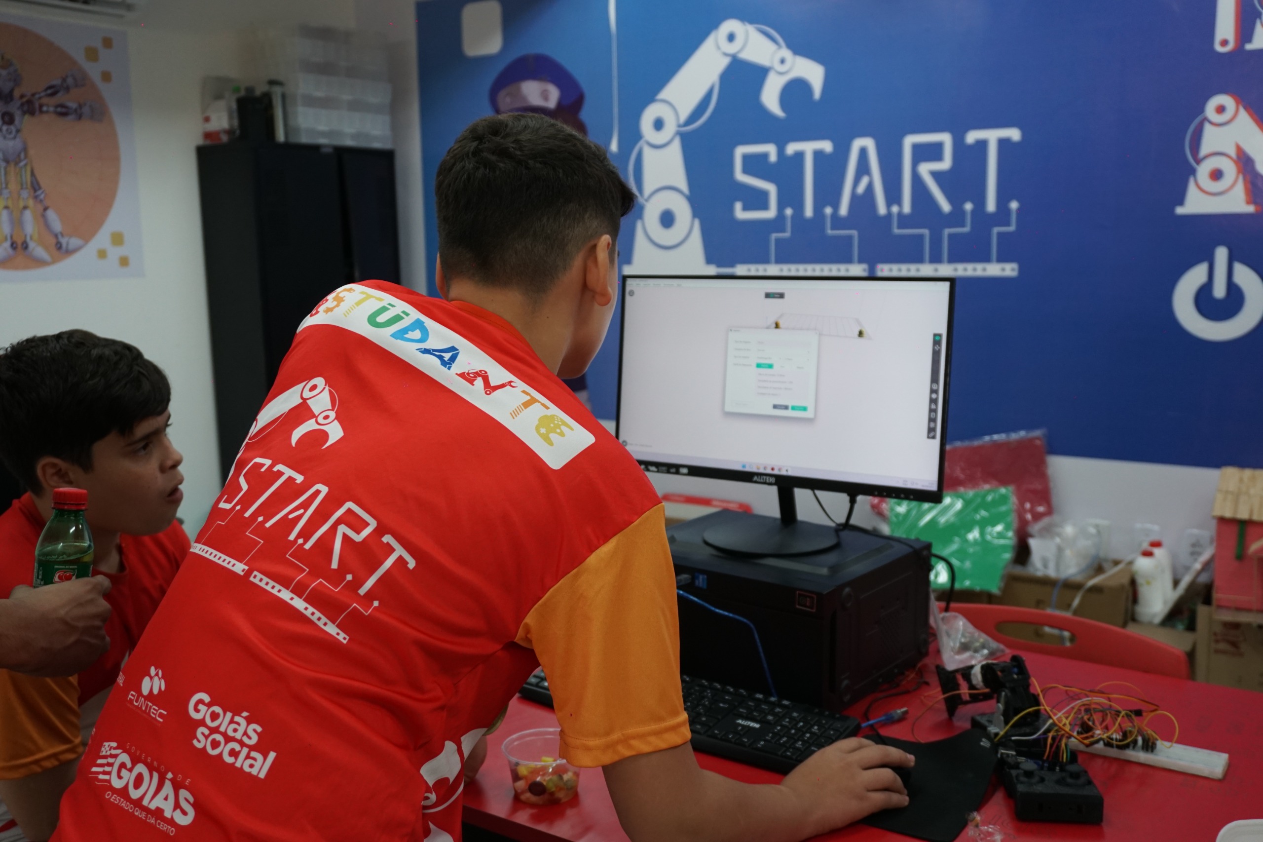 Curso gratuito de introdução à robótica abre mais de 900 em Goiás