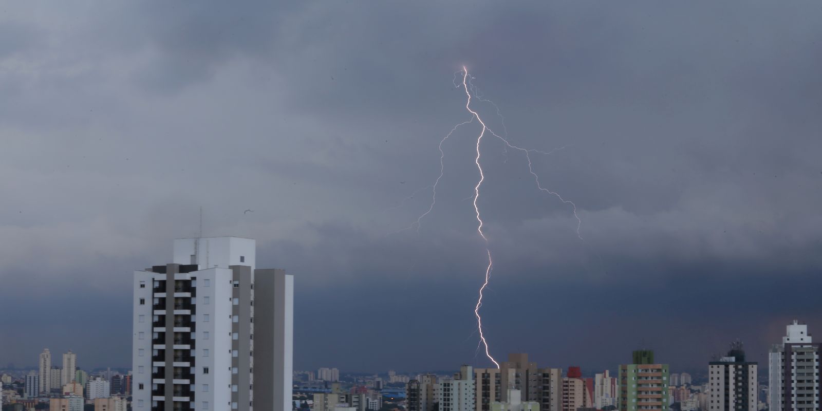 Chuva em SP provoca alagamentos e deixa zona leste em estado de alerta