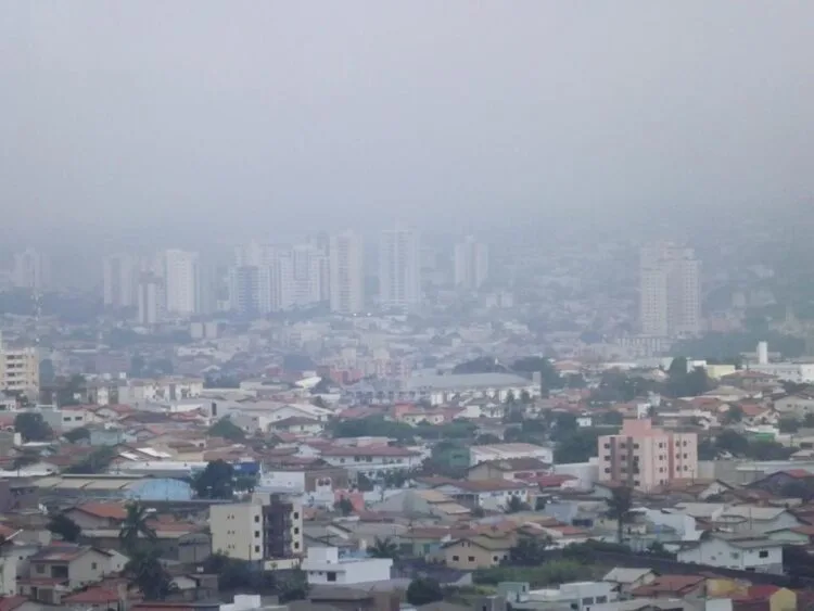 Quinta-feira terá temporais e queda na temperatura, aponta previsão do tempo