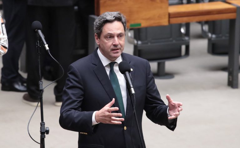 Projeto proíbe entrada e residência de estrangeiros sem documentação no Brasil