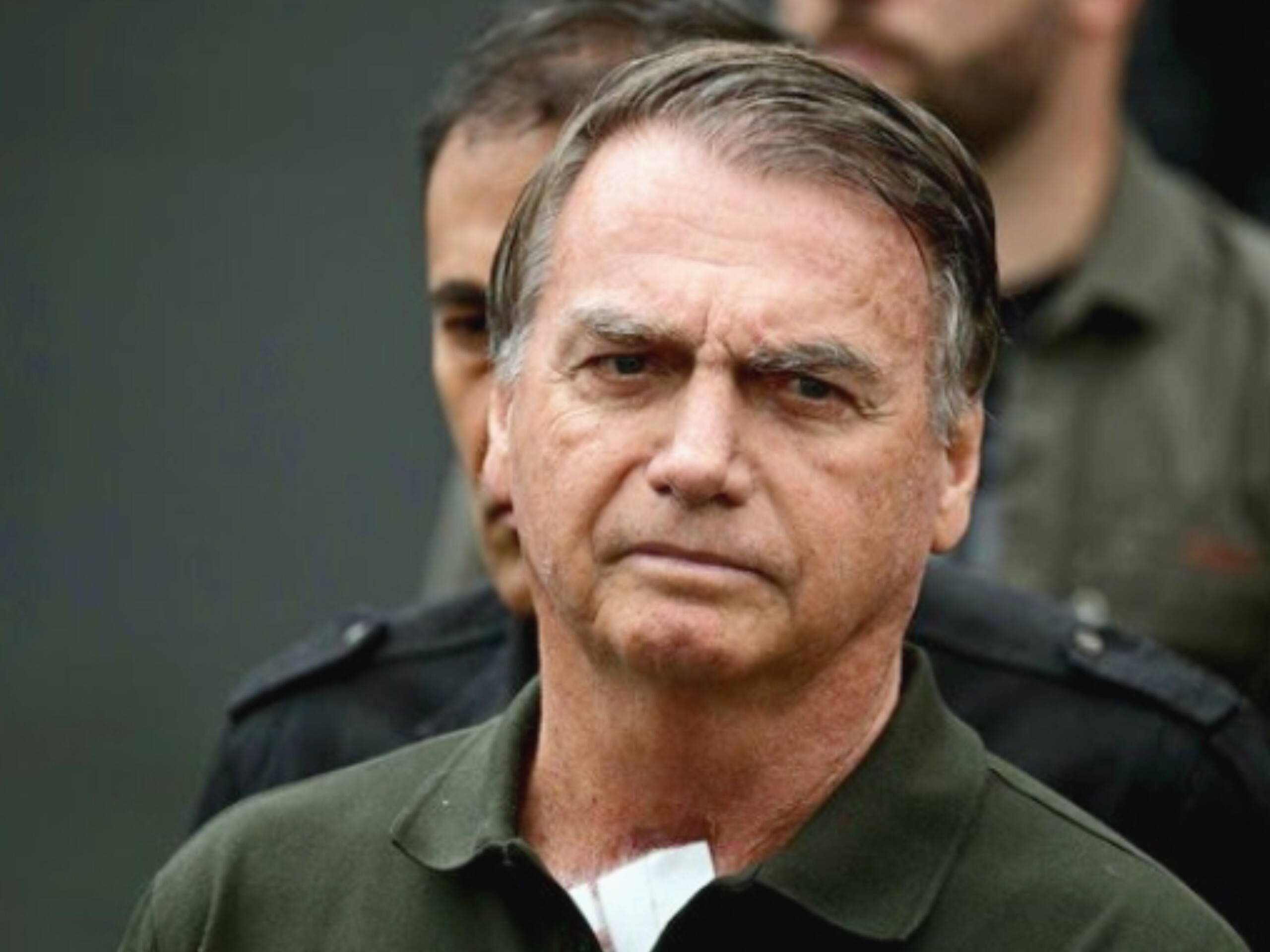 Médico alerta para risco no quadro de Bolsonaro, Flávio se emociona e pede orações pela recuperação do ex-presidente