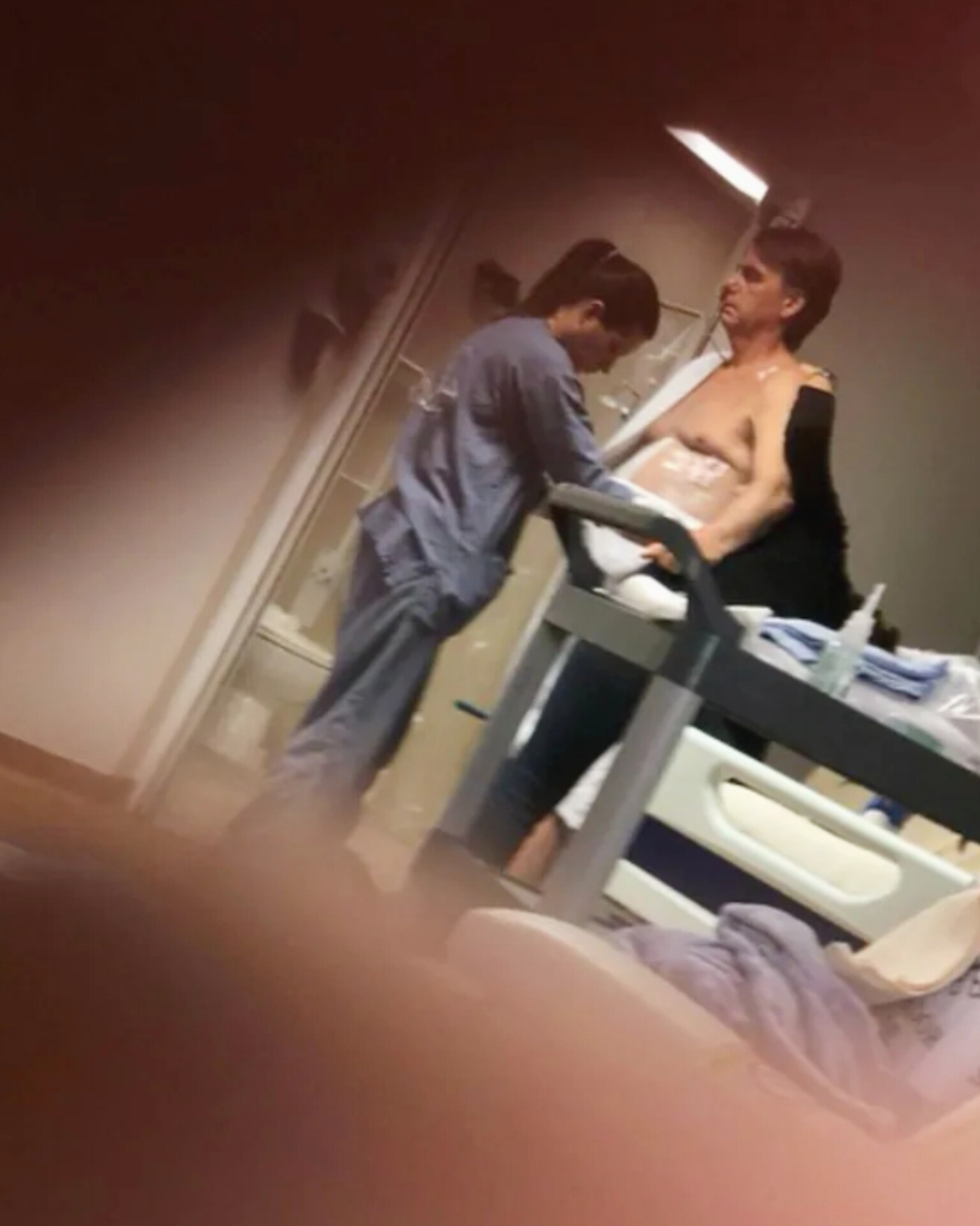 Carlos Bolsonaro divulga foto de Bolsonaro internado e diz que estado ainda é delicado após pneumonia nos dois pulmões