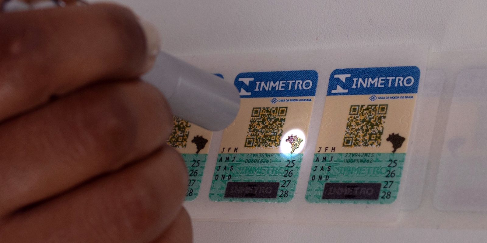 Selos antigos do Inmetro para capacete, extintor e GNV vencem em março