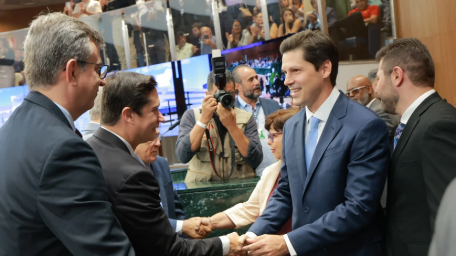 Daniel Vilela se emociona ao assumir governo e promete honrar legado político