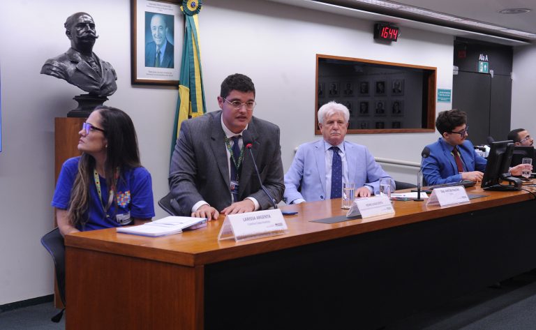 Debatedores condenam práticas terapêuticas agressivas e mercado da "cura" do autismo
