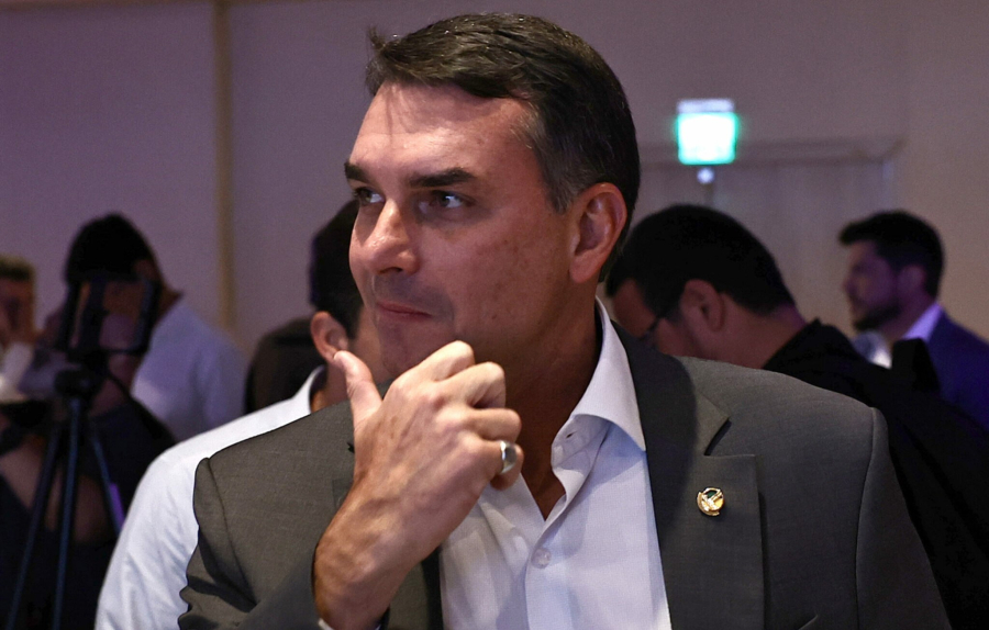 Flávio Bolsonaro reage a conselho dado por Lula a Daniel Vorcaro