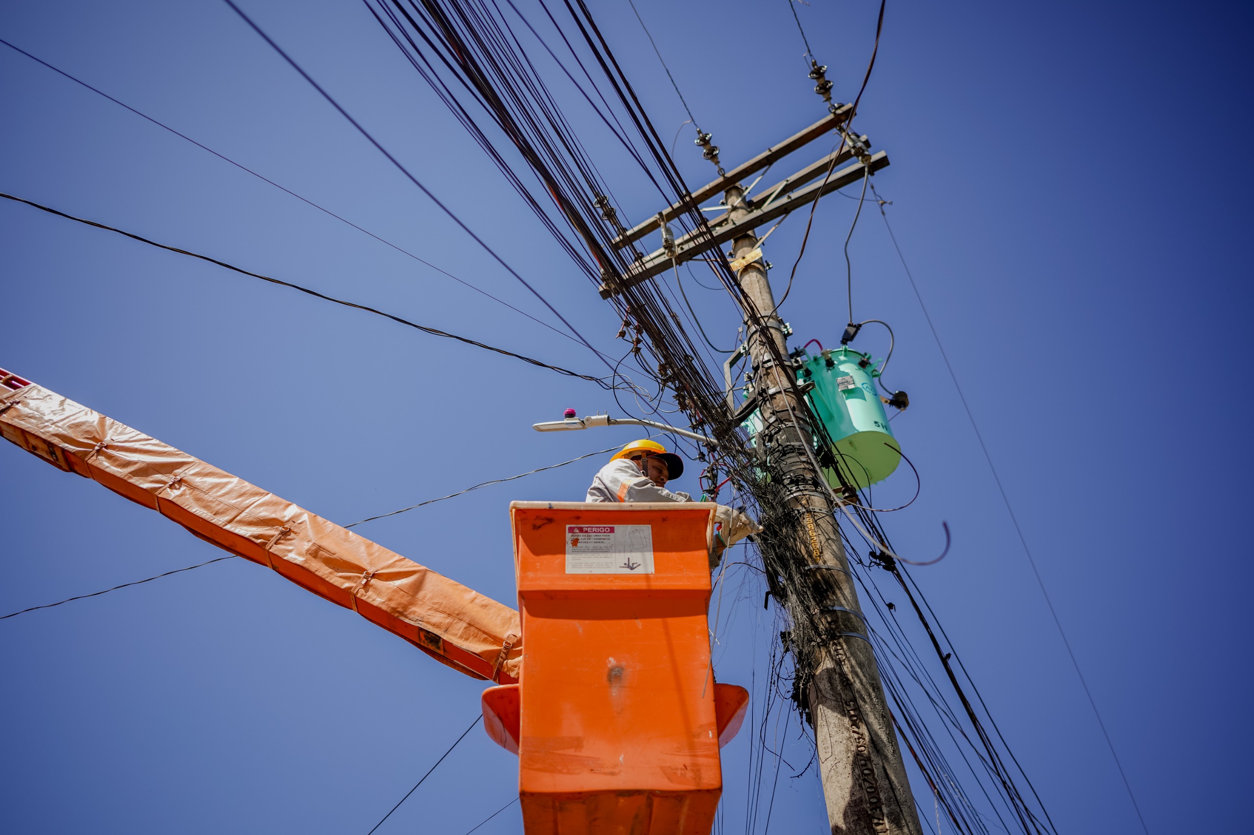 Prefeitura de Anápolis notifica 48 empresas para reorganização de fios de internet; descumprimento pode gerar multa.