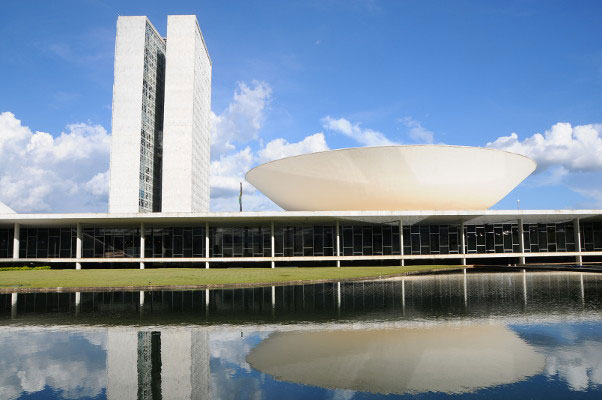 Lei aumenta penas para violência sexual digital contra crianças e adolescentes e endurece punições