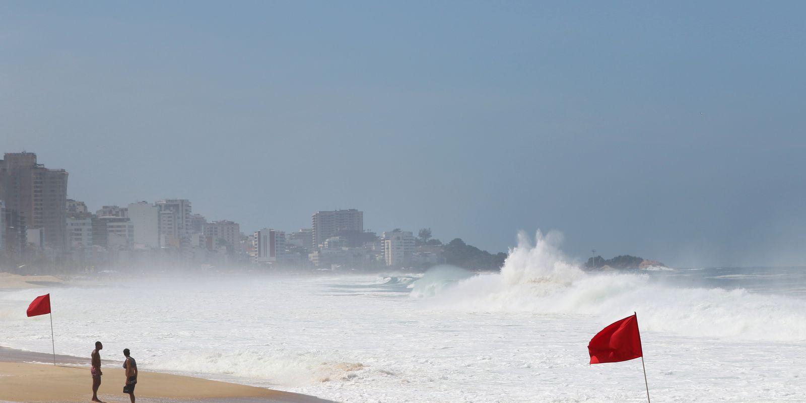 Rio terá dia de temperatura em declínio com chuva e mar de ressaca