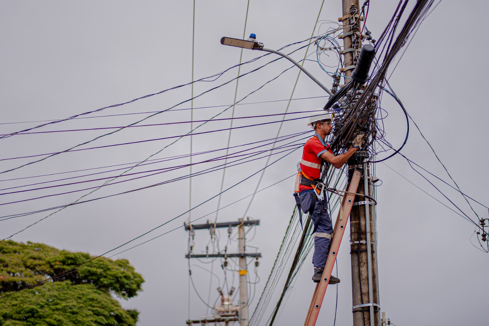 EMPRESAS REFORÇAM AÇÕES PARA ORGANIZAR FIOS E CABOS NOS POSTES DE ANÁPOLIS